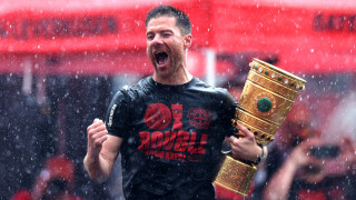 Наставникът на Байер Леверкузен Шаби Алонсо подари на треньорския си