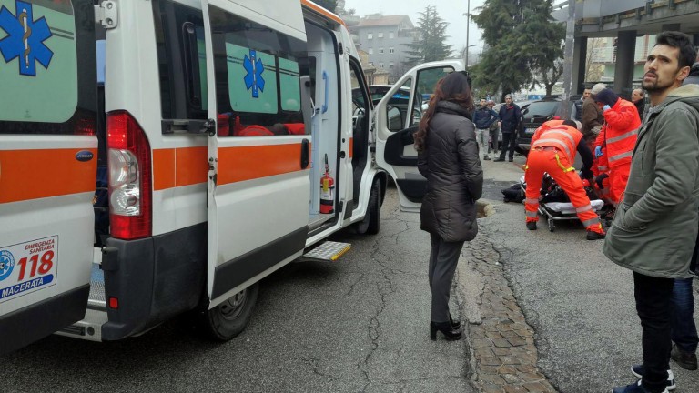 Италианската полиция задържа мъж след стрелбата по мигранти по-рано днес,
