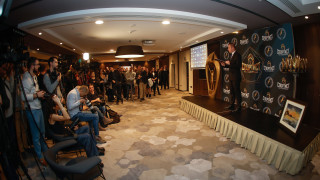 Треньорът на плувеца Петър Мицин Николай Вакареев бе избран за