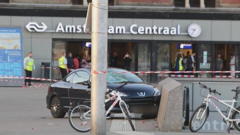 Кола връхлетя върху пешеходци в Амстердам 