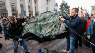 Протестиращите край сградата на парламента на Украйна са издигнали повече