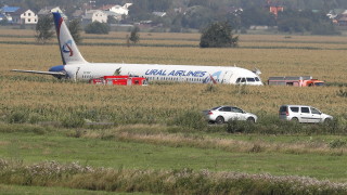 Пътнически самолет направи аварийно кацане в поле до едно от