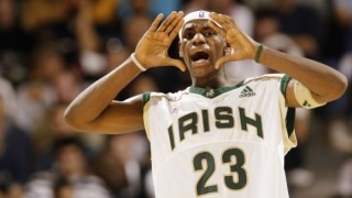 Гимназиален екип на баскетболиста ЛеБрон Джеймс беше продаден на търг