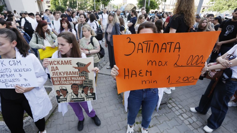Здравното министерство приема исканията на медиците, но не решава пряко за парите им