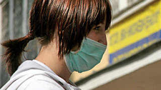 Ученици от Русе въртят бизнес с маски срещу грипа