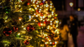 Мъж задигна коледната украса от елхата в Карнобат Това съобщиха