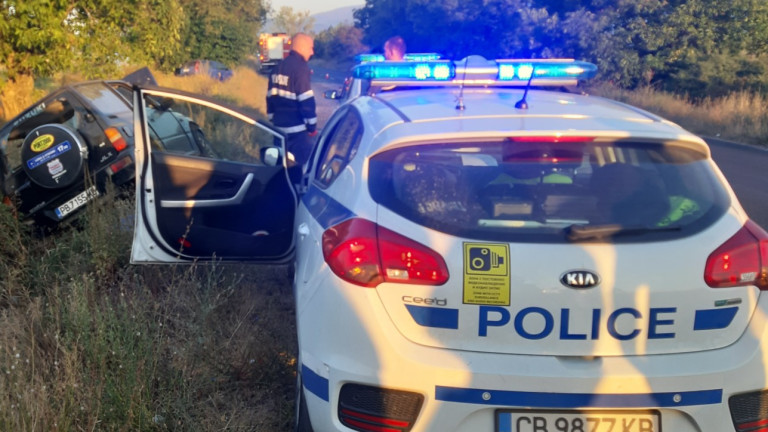 Паднала кола в дере затруднява трафика по пътя София-Варна