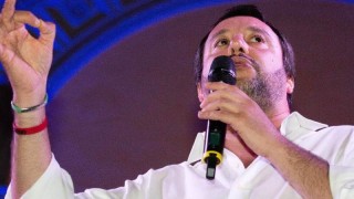 Лидерът на италианската антиелитистка партия Лига Матео Салвини призова италианския