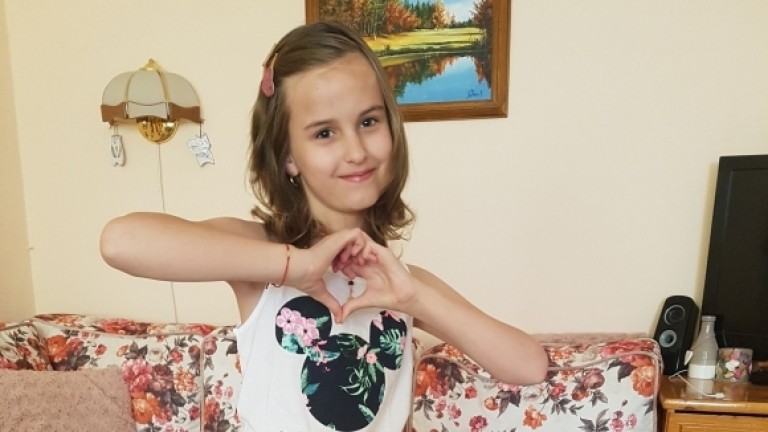 Търг с екипи на спортисти помага на малката Маринка в битката с тумор на мозъка