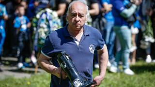 Един от емблематичните фенове на Левски Петър Димитров държа