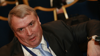 Опозицията вдига шум основано Политически лица от последните 32 години