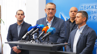 През последните дни ставаме свидетели на една театрална постановка дирижирана