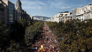 Десетки хиляди в Барселона протестираха срещу сепаратисткото движение в Каталуния