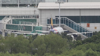 Съд остави в ареста мъжа, отворил аварийния изход на самолет в Южна Корея