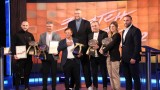  Пенчо Дочев и Ия Костова с огромните награди „ Златен пояс “ за най-хубави в бойните спортове за годината 