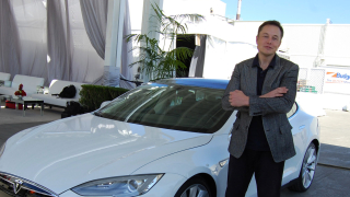 Tesla обявява сливането си със соларната компания на Илон Мъск
