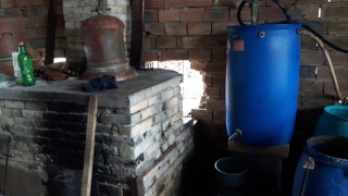 Гръцките власти планират да превърнат тонове алкохол конфискуван от незаконни