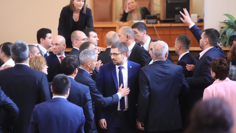 17 депутати с порицание за "тепачката" около трибуната на НС
