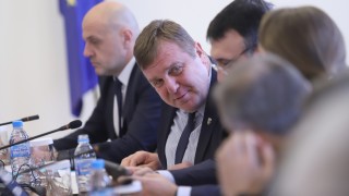 Засега не се налага военно положение според Каракачанов