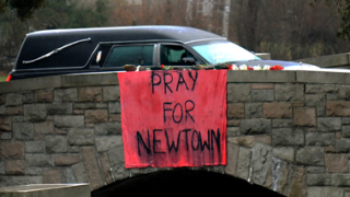 Мотивите за масовото убийство в Кънектикът остават неясни