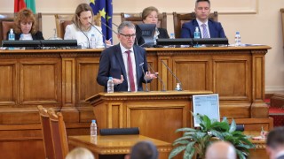 Служебният министър на здравеопазването Стойчо Кацаров поиска от трибуната на