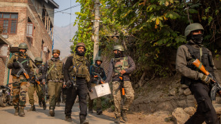 Главнокомандващият на индийската армия генерал Упендра Дуведи посети Кашмир в