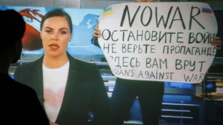 Руската журналистка Марина Овсяникова която работеше в държавната телевизия обвинена