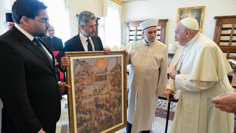 Главният ни мюфтия се срещна с папа Франциск във Ватикана.
Възможността
