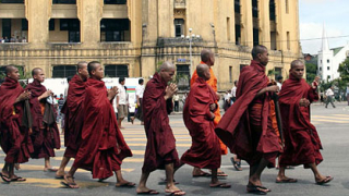Стотици монаси протестираха срещу военния режим в Мианмар 