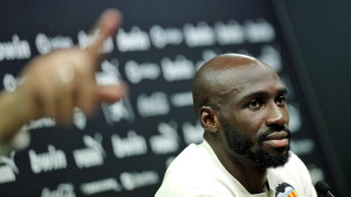 Бранителят на Валенсия Еляким Мангала потвърди че е заразен