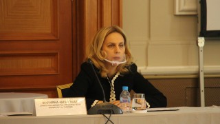 Николова подписа анекс за 3 млн. лв. за екскурзоводи и планински водачи
