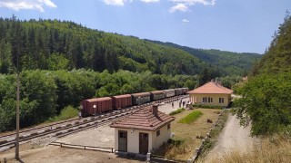 Специален влак ще продължава да пътува по теснолинейката