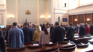 Депутатите почетоха паметта на загиналите пилоти