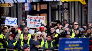 Стотици протестират срещу споразумението между Германия и Франция