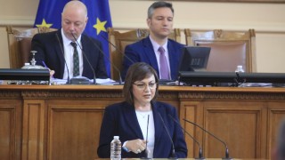 Лидерът на БСП Корнелия Нинова вика финансовия министър Асен Василев