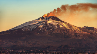 Вулканът Етна стана на остров Сицилия отново изригна Това предаде