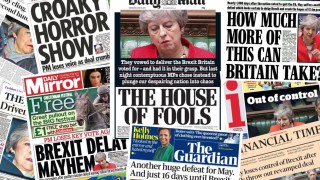 Премиерът на Великобритания Тереза Мей гледа отчаяно на главната страница