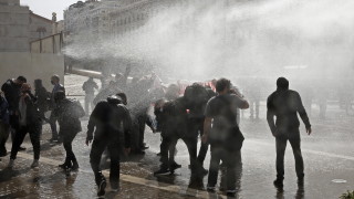Десетки арестувани и ранени след протест в Атина 