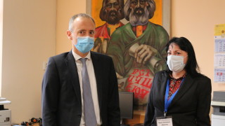 Образователният министър Красимир Вълчев очаква поне 35 000 учители от