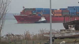 Тонове опасни химикали са складирани на пристанище Бургас без екооценка