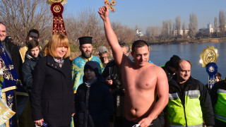 20-годишен извади кръста в София, дарява наградата за деца, болни от рак