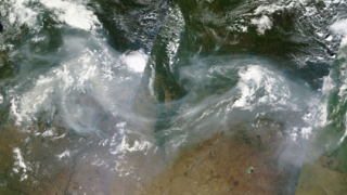 Пожарите в Русия и Канада създадоха токсичен пръстен над Земята