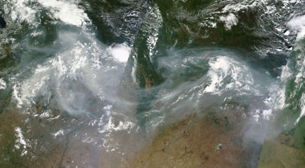 Пожарите в Русия и Канада създадоха токсичен пръстен над Земята