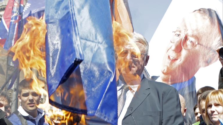 Шешел пак горя знамената на ЕС и НАТО, подиграва се на Хагския трибунал