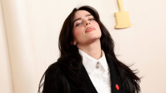 Защо Били Айлиш мастурбира пред огледало