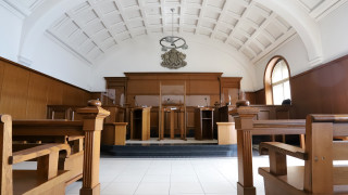 41 годишна жена е на съд за това че при самозащита