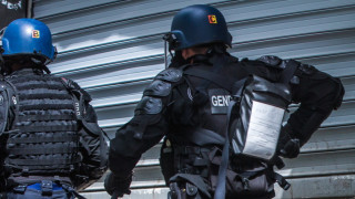 Неидентифициран нападател намушка полицайка в петък в Западна Франция след