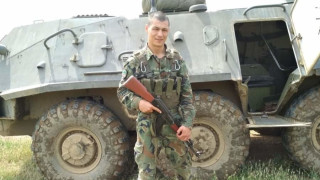 Военнослужещ от Сухопътните войски дари наградата си на болно дете