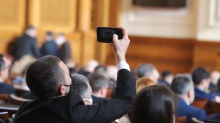 Традиционният стартов кредит на доверие на правителството започва да свършва