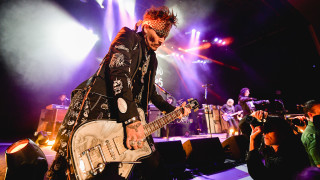 През 2020 г рок бандата Hollywood Vampires в състава на